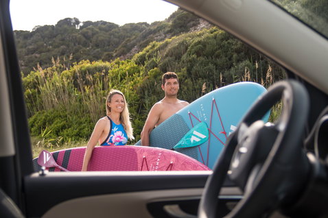 Duotone SUP Carbon 25 3-piece adjustable paddle during stand-up paddleboarding at a Mediterranean coast