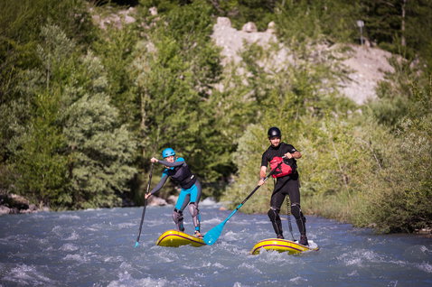 Duotone Carbon 35 SUP-Paddel (3-teilig, verstellbar) beim Fluss-SUP auf einem Bergfluss