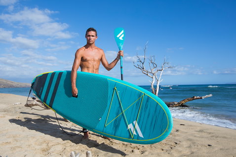Duotone SUP Carbon 35 Adjustable 3-Piece SUP-Paddel beim Stand-Up-Paddeln am Strand