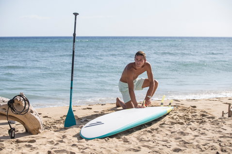 Duotone SUP Carbon 35 3-teiliges verstellbares SUP-Paddel beim Stand-Up-Paddling am Strand