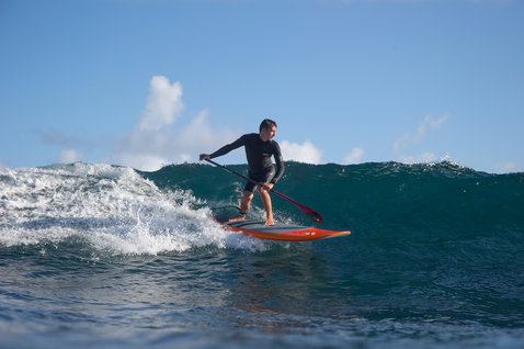 Duotone SUP Carbon 80 adjustable 3-piece carbon paddle during SUP wave surfing in the ocean