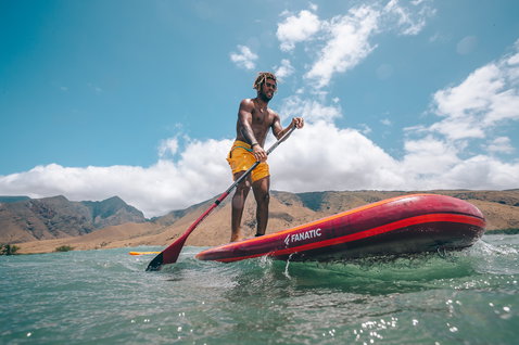 Duotone Carbon 80 adjustable 3-piece SUP paddle during stand up paddling on the ocean