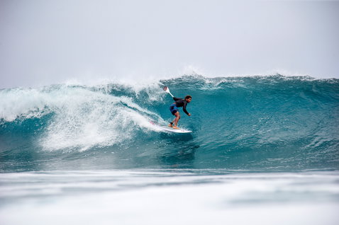 Duotone SUP Carbon Pro 100 Adjustable paddle during wave riding on the open ocean