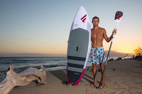 Duotone Carbon Pro 100 adjustable SUP paddle in charcoal during SUP at the beach at golden hour