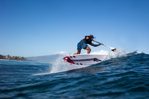 Duotone SUP Carbon Pro 100 Adjustable paddle during wave riding on the ocean