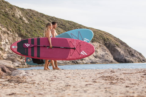 Duotone Diamond Adjustable pagaie SUP 6,75" lors d'une sortie stand-up paddle sur plage de sable