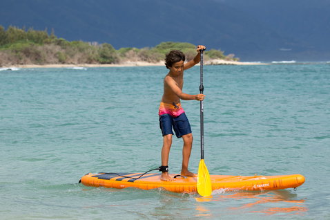 Pagaie SUP réglable enfant Duotone Ripper Carbon 25 lors d'une session de stand up paddle en mer tropicale