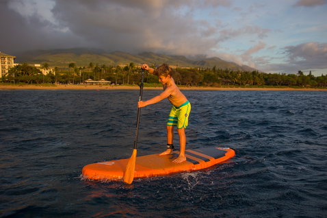 Pagaie SUP réglable Duotone Ripper Carbon 25 lors du stand up paddle en mer au coucher du soleil