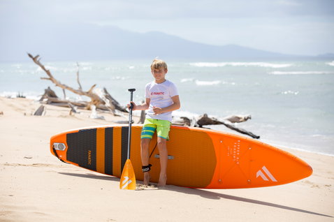 Pagaie réglable enfant Duotone SUP Ripper Carbon 25 sur la plage avec planche Fanatic iSUP