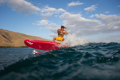 Duotone Stubby Air inflatable wave SUP 8'6" in red during SUP surfing on the ocean