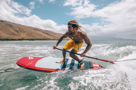 Fanatic Stubby Air inflatable wave SUP 8'6" in red during SUP wave riding on the ocean