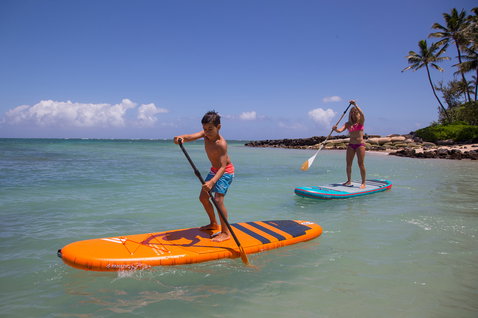 Fanatic Ripper Air planche SUP windsurf gonflable 187 cm en orange lors d'une session de paddle en mer