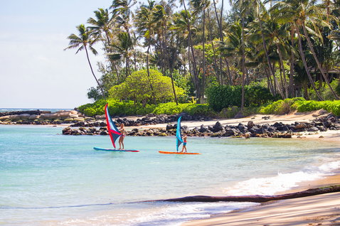Duotone Ripper Air planche SUP gonflable de windsurf lors de windsurf dans un lagon tropical