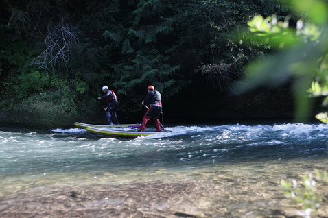 Duotone Rapid Air SUP gonflable 9'6" lors d'une descente en eaux vives sur une rivière de montagne