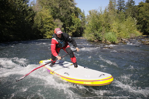 Duotone SUP Fanatic Rapid Air SUP gonflable rivière 9'6" lors du paddle en eaux vives sur une rivière