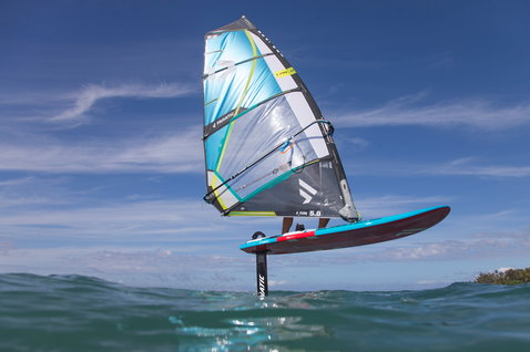 Fanatic Flow Foil 1250 windsurf foil board during foiling on the ocean with teal and grey sail