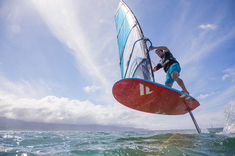 Fanatic Flow Foil 1250 windsurf foil during foiling on the ocean under blue sky