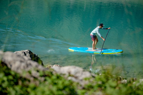 Duotone SUP Fly Air Pocket aufblasbares SUP 10'4" beim Paddeln auf einem Bergsee