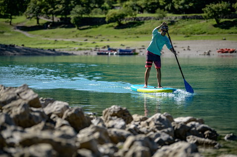 Duotone SUP Fly Air Pocket aufblasbares SUP-Board beim Stand Up Paddeln auf einem Bergsee