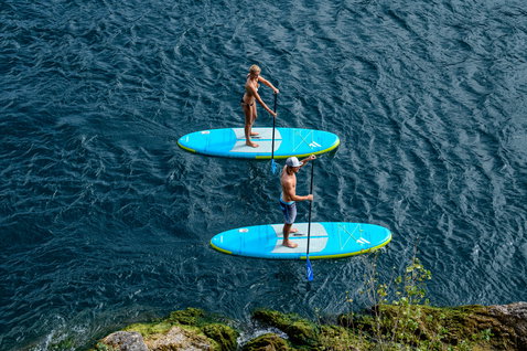 Fanatic Fly Air Pocket aufblasbares SUP Board 10'4" in aquablau beim Stand Up Paddeln auf dem Wasser