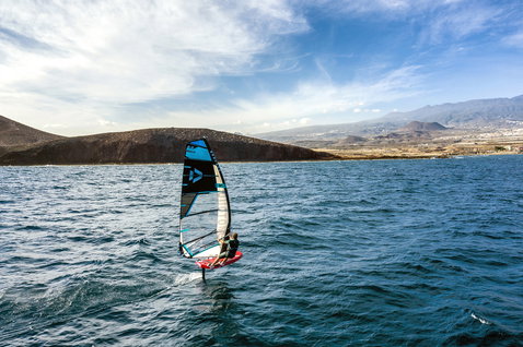 Fanatic Falcon Foil TE foil windsurf board during foiling on the ocean with Duotone sail