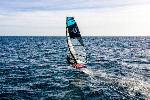 Fanatic Falcon Foil TE foil windsurf board during foiling on the open ocean