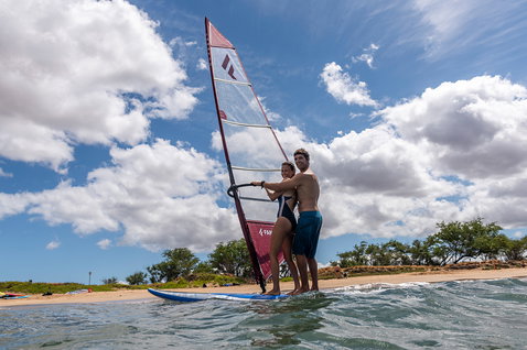 Fanatic Viper HD Windsurfboard 245L beim Windsurfen an einem tropischen Strand