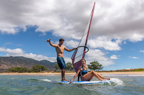 Fanatic Viper HD Windsurfboard 245L beim Windsurfen an einem tropischen Strand