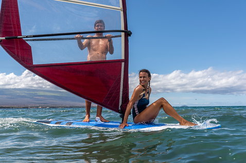 Fanatic Viper HD Windsurfboard 245L beim Windsurfen im Ozean mit zwei Personen