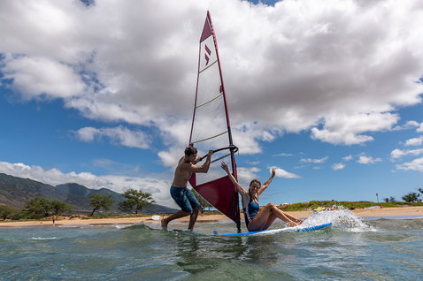 Fanatic Viper HD Windsurfboard 245 l beim Windsurfen in flachem Küstengewässer