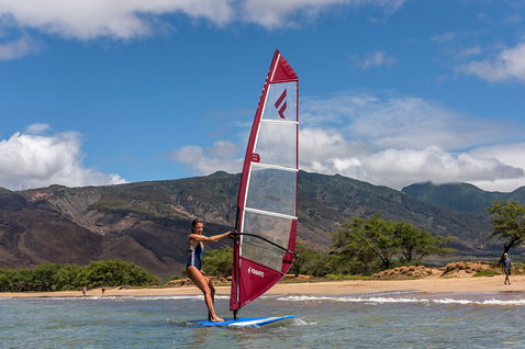 Fanatic Viper HD Windsurfboard beim Windsurfen an einem tropischen Strand