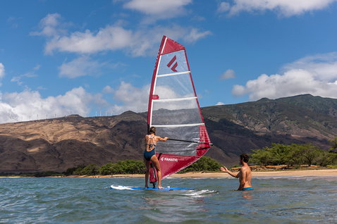 Fanatic Viper HD Windsurfboard 245L beim Windsurfen lernen am Strand mit Bergkulisse