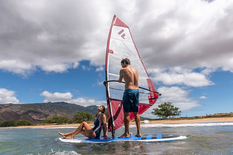 Fanatic Viper HD Windsurfboard 245L in weiß und blau beim Windsurfen an der Küste