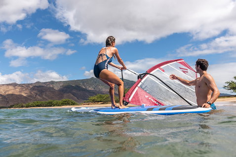 Fanatic Viper HD Windsurfboard 245L in blau und weiß beim Windsurfen im Flachwasser