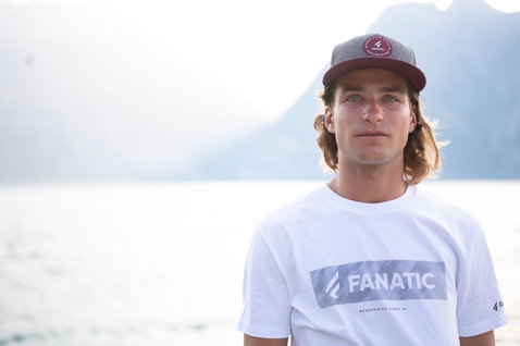 Fanatic Boardriding Snapback Cap in bordeauxrot und grau, getragen am Bergsee