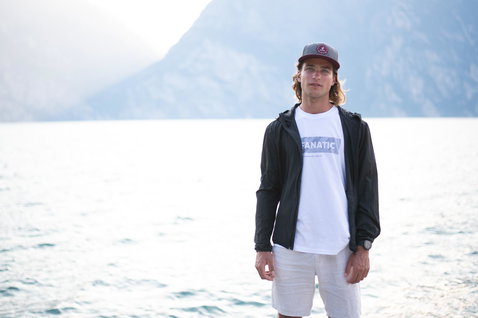 Fanatic Cap Boardriding Snapback-Cap in dunkelgrau mit Bordeaux-Logo am Gardasee