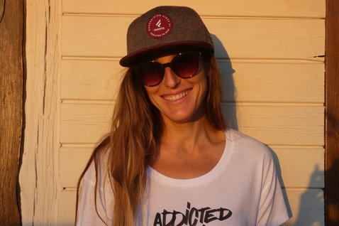 Fanatic Boardriding Snapback Cap in grau und bordeaux, getragen bei goldenem Sonnenlicht