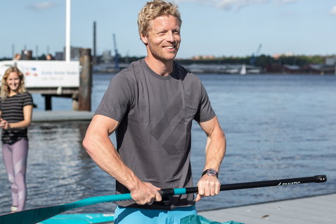 Fanatic F Logo Men short sleeve tee in charcoal grey during SUP at Kiel harbour