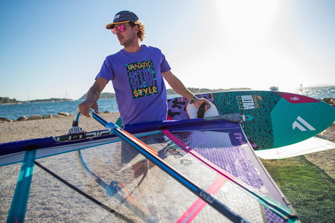 T-shirt Fanatic Ultra Style manches courtes en violet avec imprimé graphique lors de la pratique du windsurf