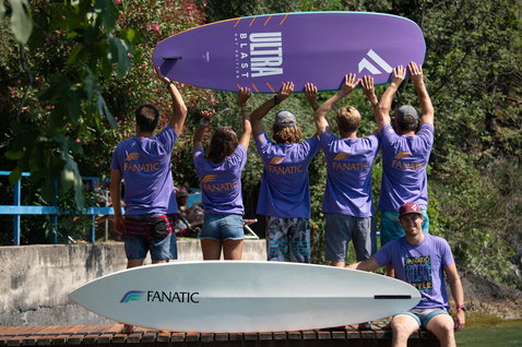 T-shirt manches courtes Fanatic Ultra Style 40yrs unisexe en violet porté par un groupe au bord du lac