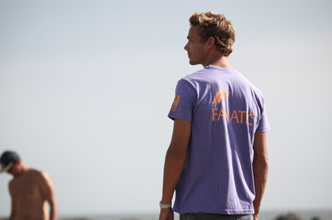 T-shirt Fanatic Ultra Style 40yrs unisexe manches courtes en lavande avec logo orange, vue dos