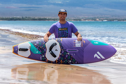 T-shirt Fanatic Tee SS Ultra Style 40yrs unisexe en violet lavande porté sur la plage lors du windsurf