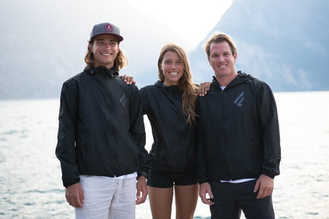 Fanatic Windbreaker Herren Windjacke in schwarz beim Tragen am Gardasee mit drei Athleten