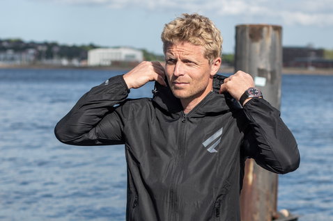 Fanatic Windbreaker Herren Jacke in schwarz beim Windsurfen am Hafen