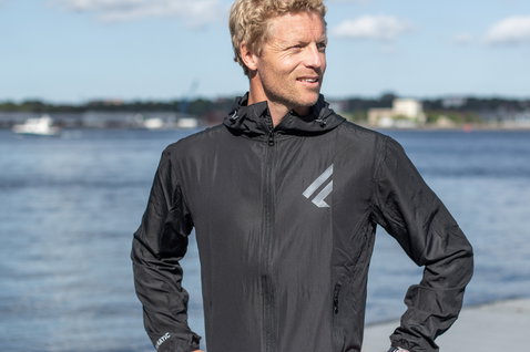 Fanatic Windbreaker Jacke Herren in schwarz beim Windsurfen am Kieler Förde Hafen