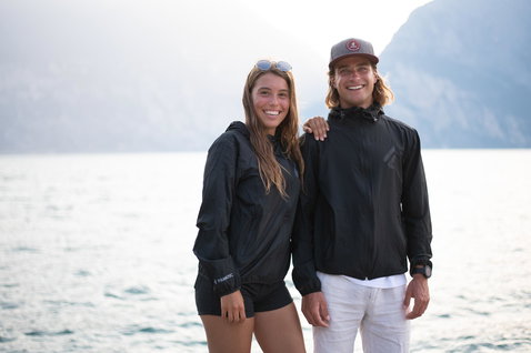 Fanatic Windbreaker Herren Jacke in schwarz, getragen von zwei Personen am Gardasee