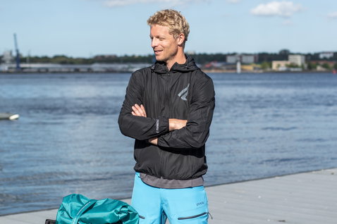 Fanatic Windbreaker Jacke Herren in schwarz beim Windsurfen am Wasser