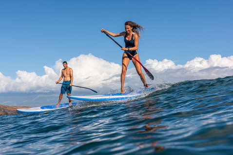 Fanatic Fly HD planche de SUP lors d'une session stand-up paddle en mer ouverte avec deux riders
