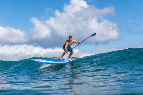 Duotone SUP Fly HD planche de SUP en train de surfer les vagues sur l'océan