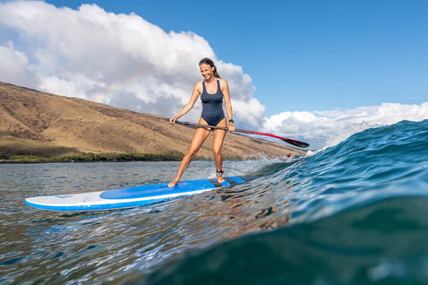 Fanatic Fly HD planche SUP en train de pagayer sur l'océan avec côte en arrière-plan